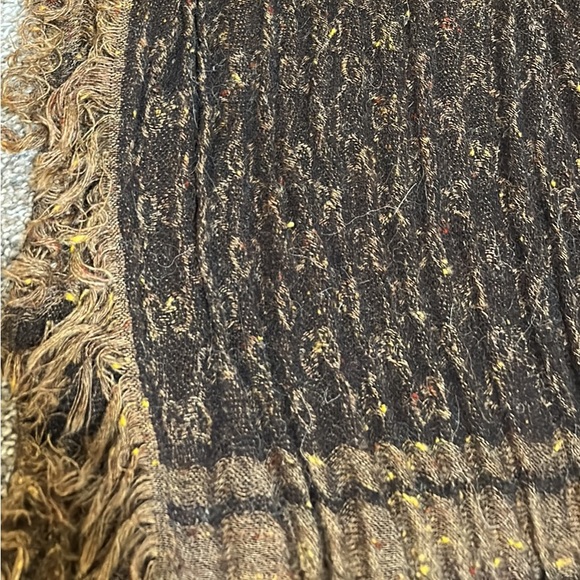 Authentic Gucci Scarf. Like new condition. Beautiful material and design. - Picture 2 of 5